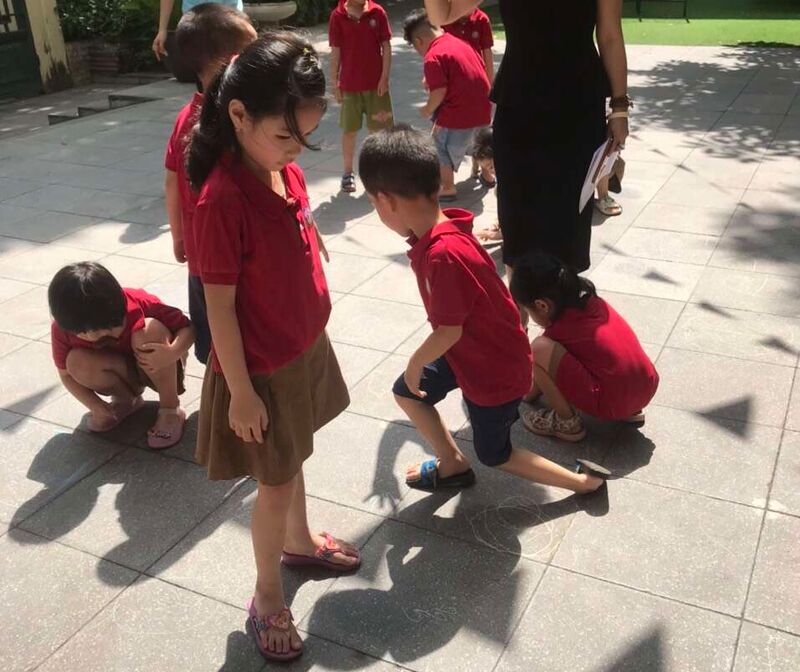 Mẫu giáo lớn vẽ bóng dưới ánh nắng mùa thu