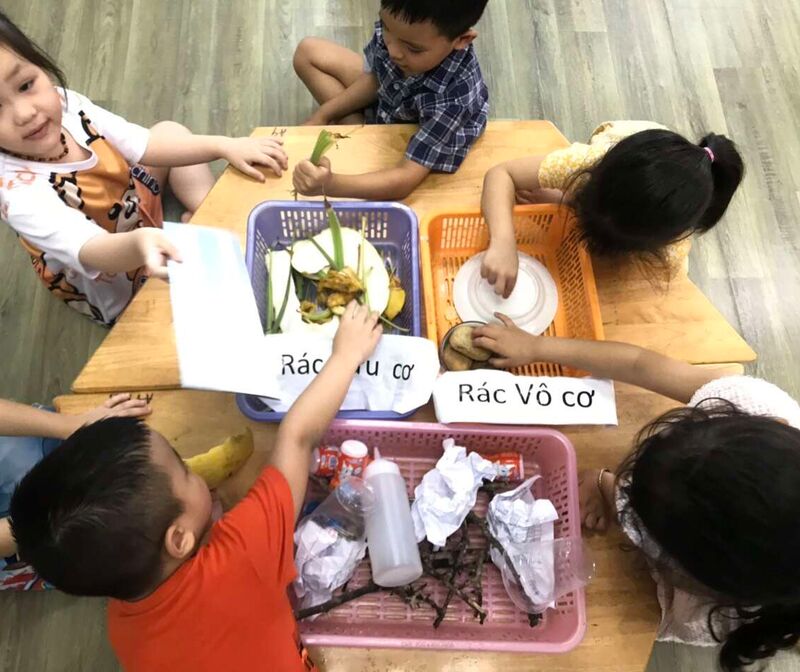 Học sinh MGL với hoạt động : "Phân loại rác thải".