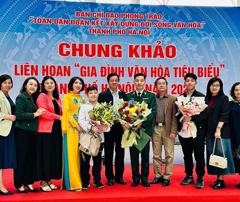 Nhà giáo Nguyễn Thị Mai cùng gia đình tham gia Chung khảo "Gia đình văn hoá tiêu biểu" cấp Thành phố năm 2023