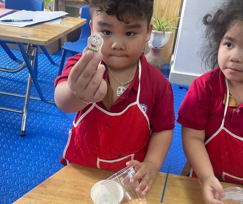 Học sinh lớp A4 tham gia hoạt động làm muối lạc