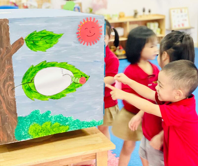 Các bé cùng đến với hoạt động Làm quen văn học, truyện “ Chú sâu háu ăn” cùng các bạn nhỏ lớp MGB C2 nhé!