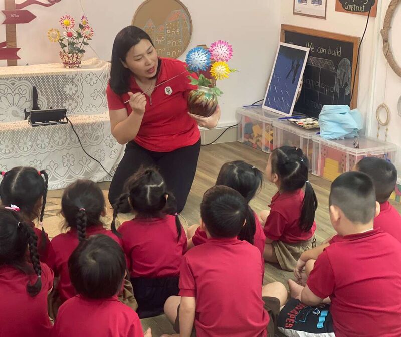 HĐ Tạo hình: Sáng tạo với những chiếc tăm bông- các bé lớp MGN B2