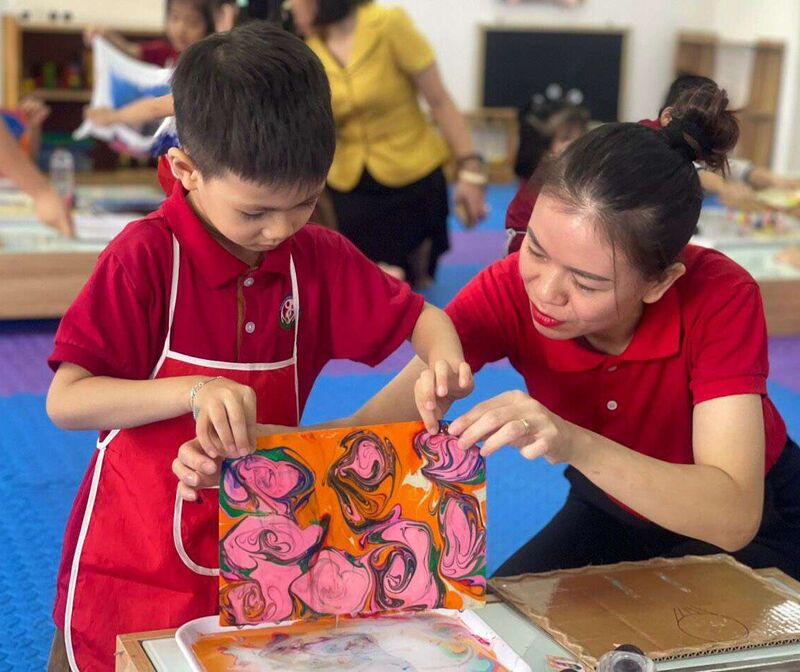 Các bé lớp MGL A3 tham gia vào hoạt động " Sáng tạo tranh từ mặt nước