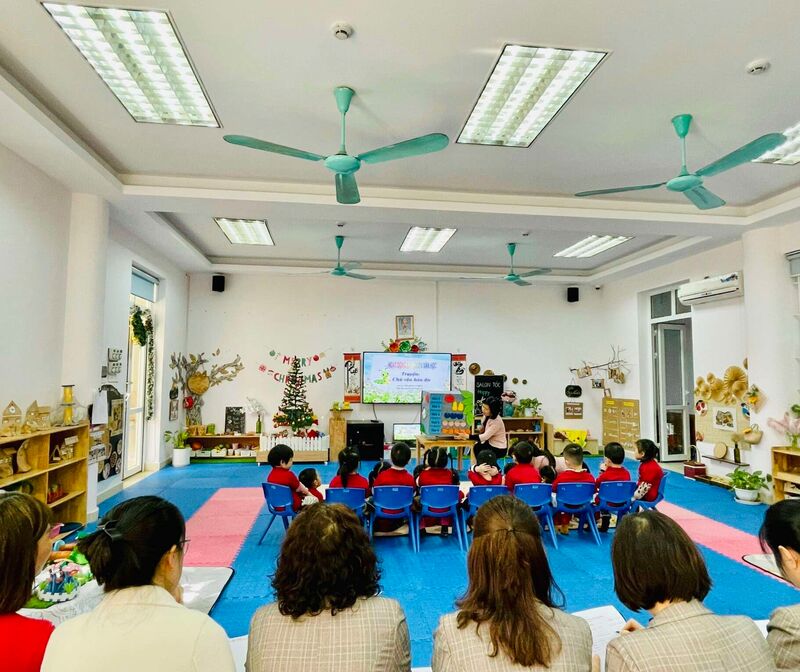 Các bé lớp MGB-C2 hào hứng, thích thú trong giờ học truyện: Chú Sâu háu ăn