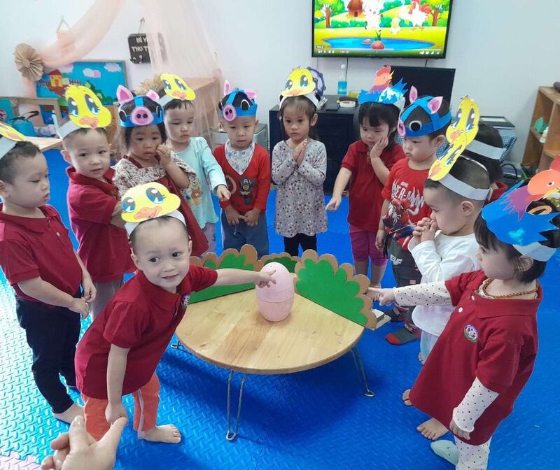 Các bé lớp D1 thực hiện dự án "Trứng "