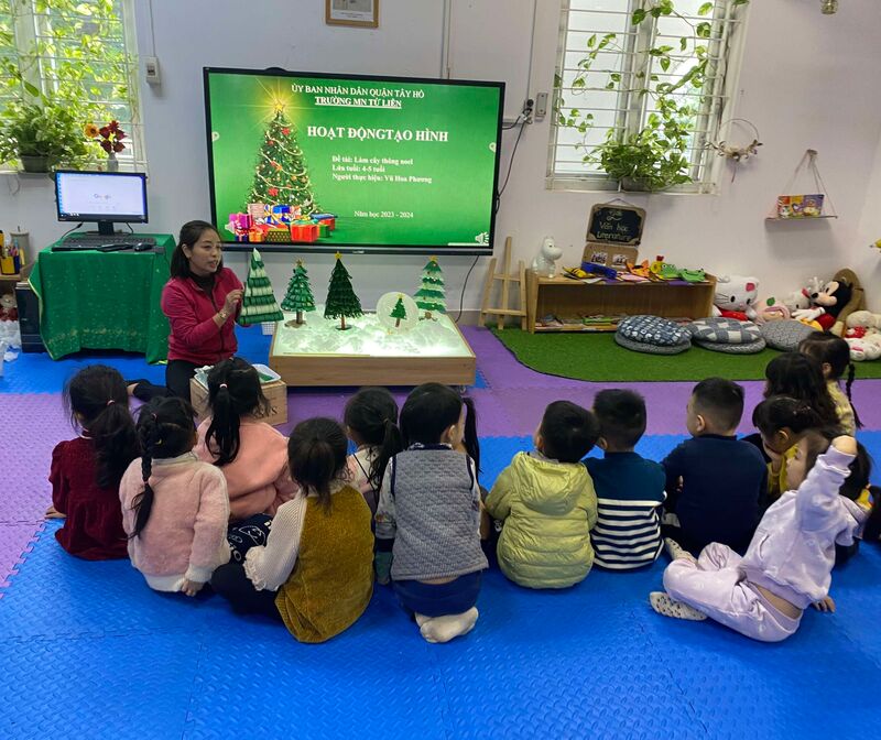 HĐ tạo hình: Làm cây thông Noel