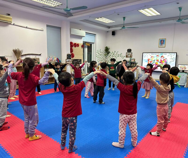 Khối mẫu giáo lớn với hoạt động làm quen văn học đồng dao mèo đuổi chuột