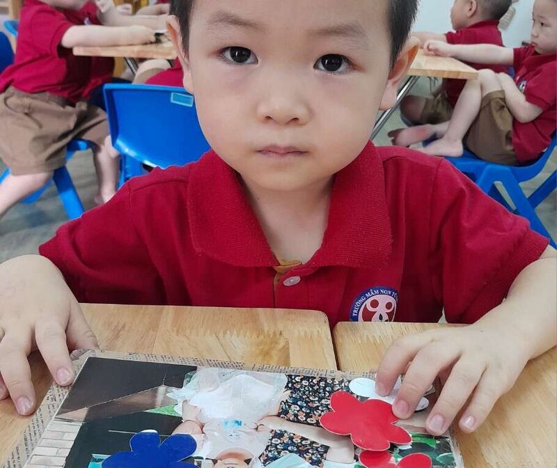 Các bé lớp D1 thực hiện dự án "Mẹ yêu của con"