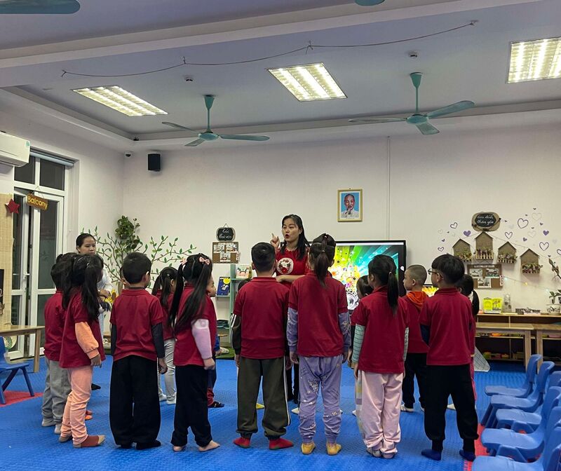 Cô Vân Anh với tiết hoạt động âm nhạc rất tự tin, năng lượng sôi động và hào hứng với trẻ.