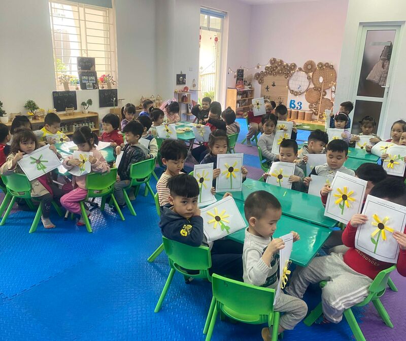 Hoạt động tạo hình" Làm tranh hoa hướng dương"