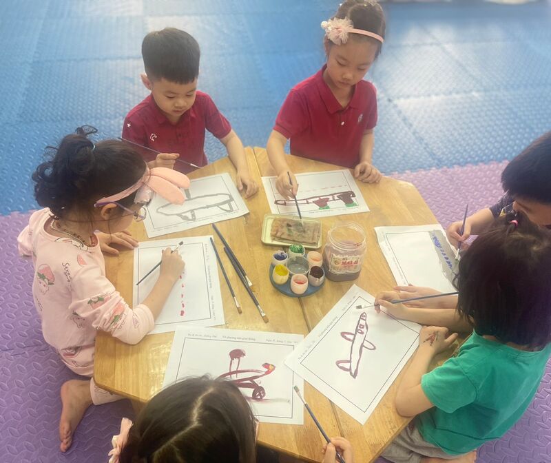 HOẠT ĐỘNG TẠO HÌNH - LỒNG GHÉP GIÁO DỤC AN TOÀN GIAO THÔNG