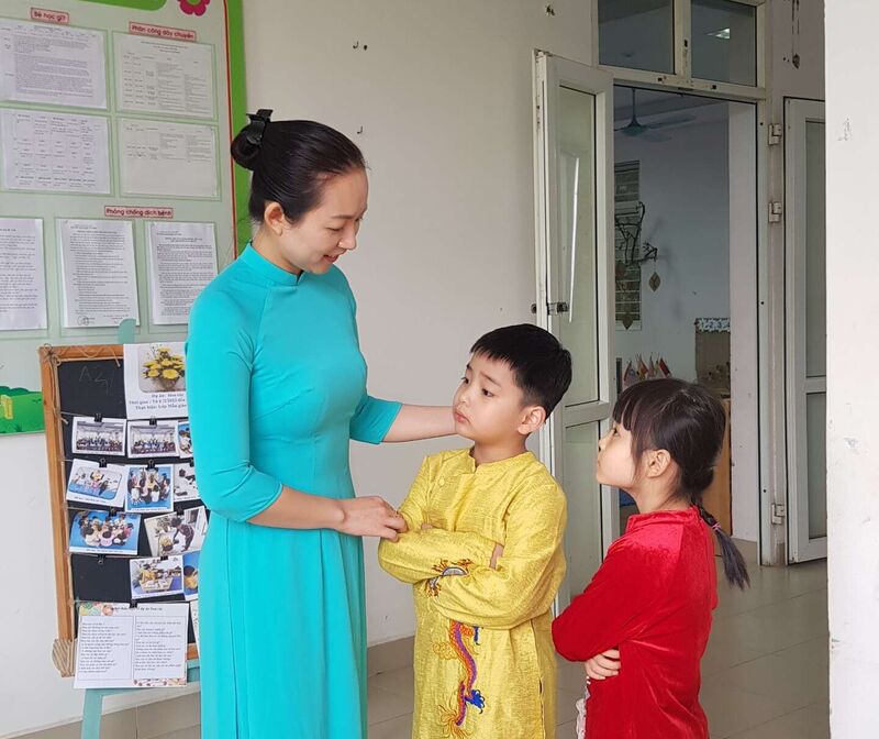 Học sinh khối MGL chào mừng ngày 8/3