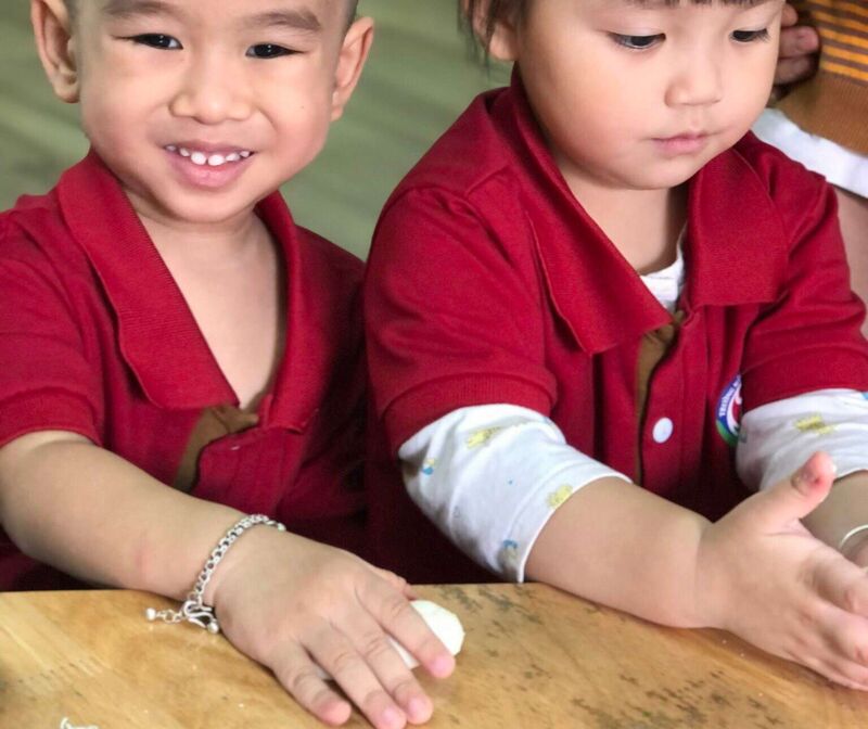 Các e bé lớp nhà trẻ đến với dự án đôi bàn tay