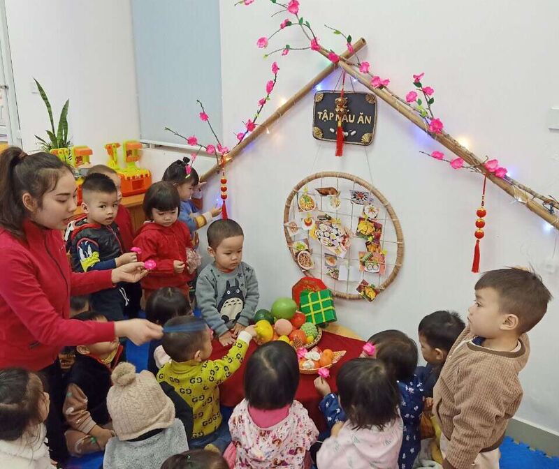 Lứa tuổi nhà trẻ tham gia vào dự án hoa đào