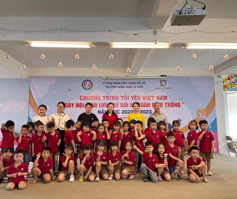 Các bạn học sinh lớp A3 đến với ngày hội giao lưu " Tôi yêu Việt Nam"