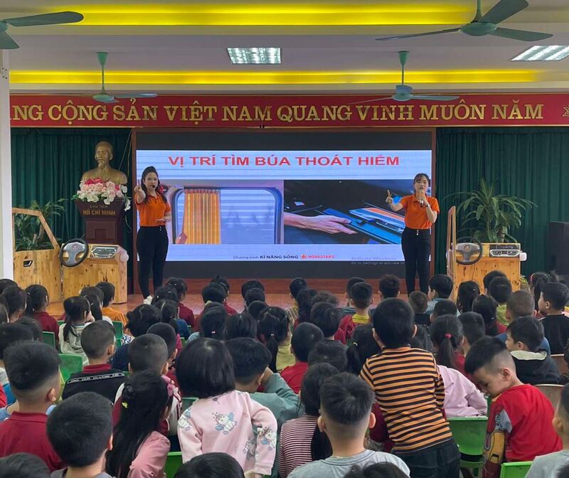 Học sinh lớp mẫu giáo lớn hào hứng với giờ học kĩ năng sống "Thoát hiểm khi bị mắc kẹt trên ô tô"