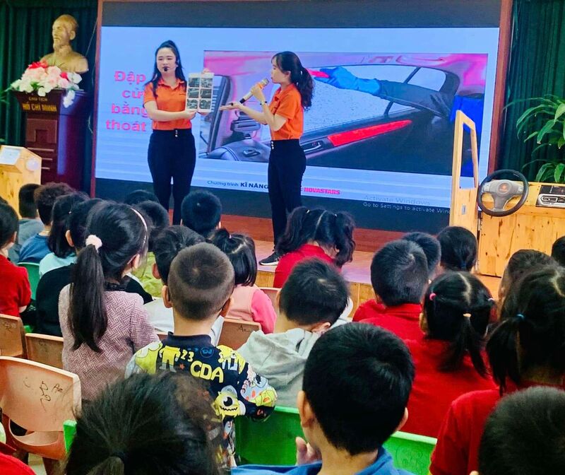 DẠY BÉ KỸ NĂNG THOÁT HIỂM KHI BỊ MẮC KẸT TRONG Ô TÔ ĐÓNG KÍN.