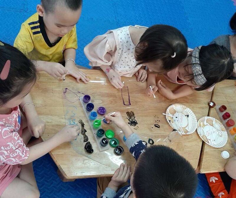 Hoạt động tạo hình " Vẽ mưa trên túi nilong"