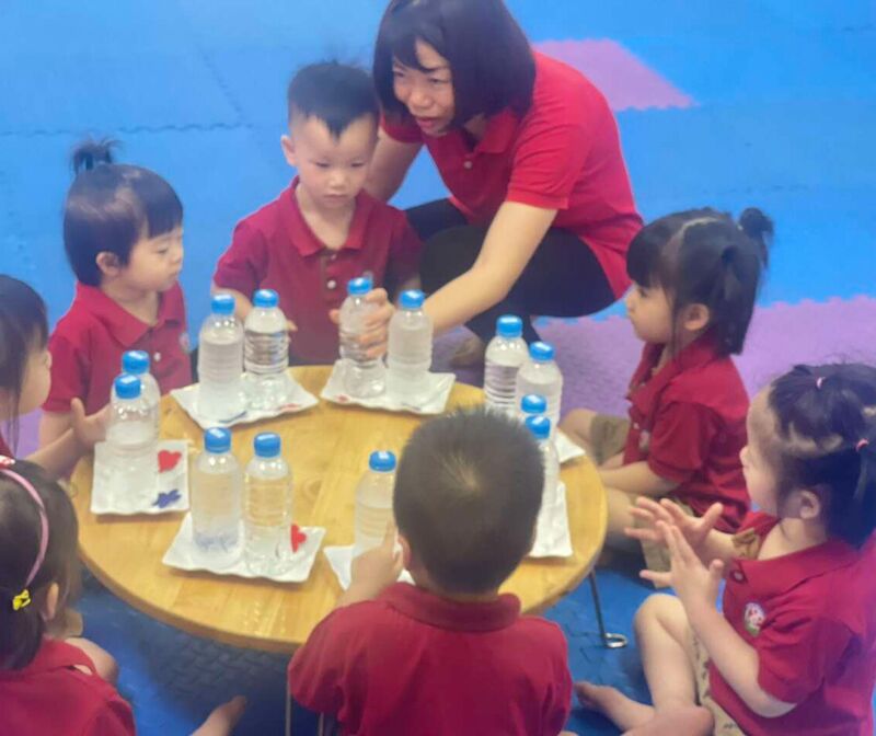 Các bé lớp D1 với hoạt động nhận biết nước nóng nước lạnh