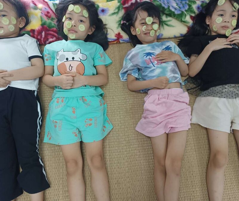 Các bé lớp A3 hào hứng khi được đắp mặt nạ từ dưa chuột