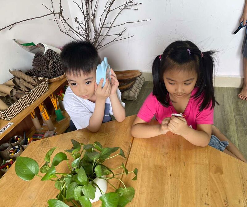 Cô và trò lớp mẫu giáo lớn tham gia vào dự án " Chiếc đồng hồ báo thức"