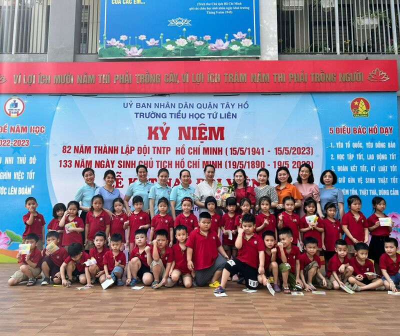 TRƯỜNG MẦM NON TỨ LIÊN TỔ CHỨC CHO CÁC BÉ MGL 5 TUỔI THAM QUAN TRƯỜNG TIỂU HỌC.