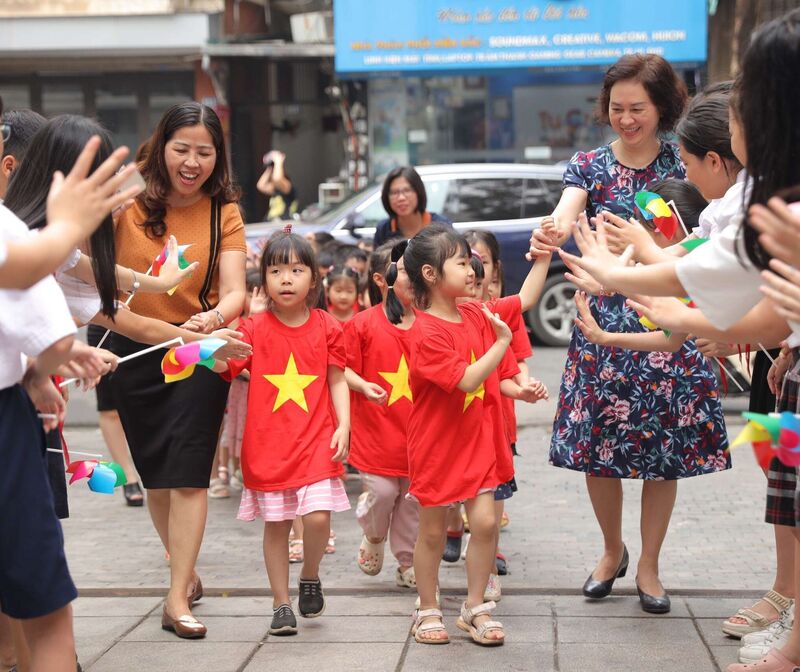 Chuyến tham quan trường Tiểu học Chu Văn An A của các bạn lớp mẫu giáo lớn 5-6 tuổi