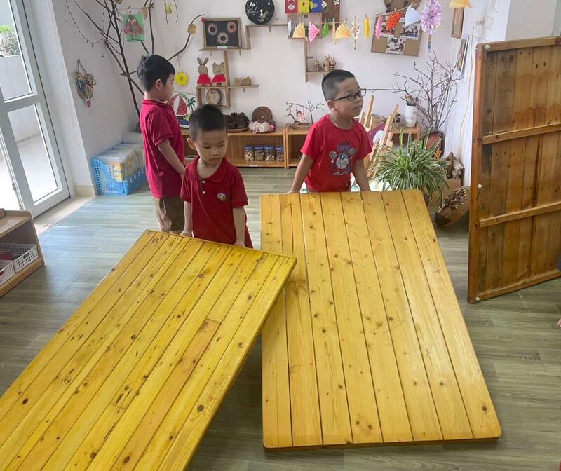 Chúng mình giúp đỡ cô các việc trên lớp đấy