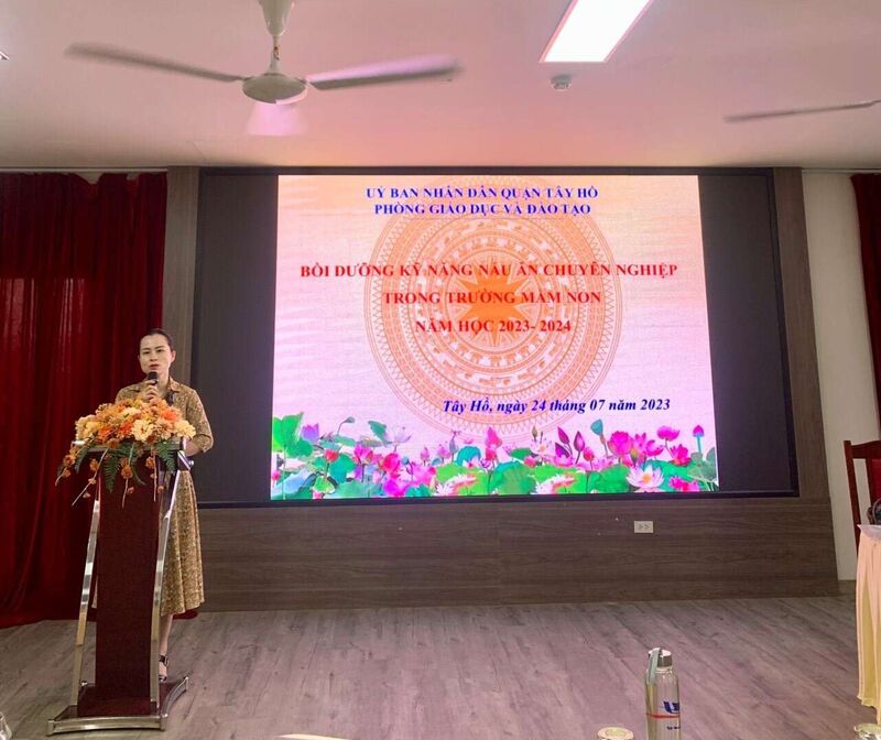 PHÒNG GIÁO DỤC VÀ ĐÀO TẠO QUẬN TÂY HỒ TỔ CHỨC LỚP HỌC “ BỒI DƯỠNG KỸ NĂNG NẤU ĂN CHUYÊN NGHIỆP TRONG TRƯỜNG MẦM NON”