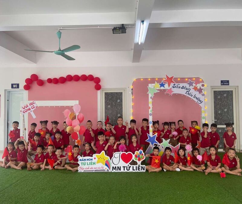 Học sinh mẫu giáo lớn chào đón năm học mới