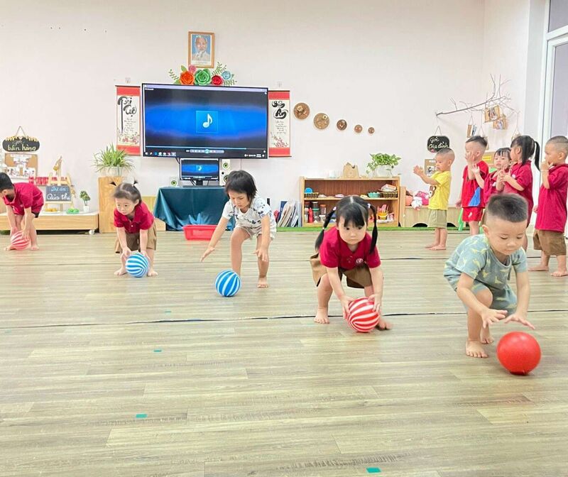 ➡️ Cùng vận động, cùng vui chơi với các bé khối mẫu giáo bé trường MN Tứ Liên nhé😍😍