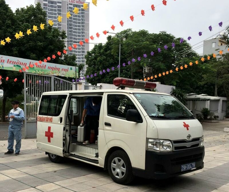 Trường Mầm non Phú Thượng phun thuốc diệt muỗi phòng chống sốt xuất huyết