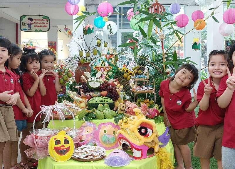 Các bé lớp mẫu giáo lớn cùng cô chuẩn bị mâm cỗ trung thu