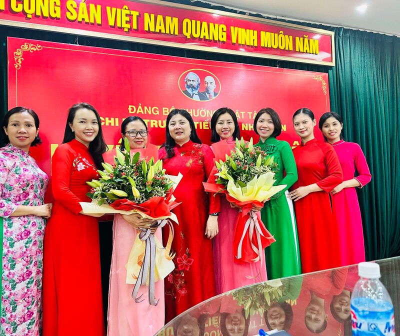 Lễ kết nạp đảng viên năm 2023 của chi bộ Tiểu học Nhật Tân!