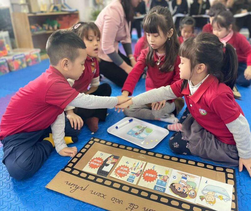 Các bé lớp A3 được xem phim tại rạp chiếu phim " Mầm non Tứ Liên"