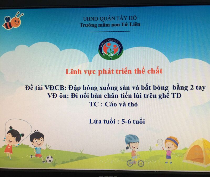 Phát triển vận động: VĐCB: Đập bóng xuống sàn và bắt bóng  bằng 2 tay  - VĐ ôn: Đi nối bàn chân tiến lùi trên ghế TD - TC : Cáo và thỏ