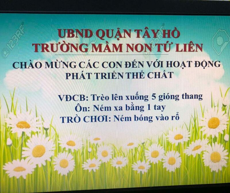 Phát triển thể chất: VĐCB: Trèo lên xuống 5 gióng thang.  -Ôn: Ném xa bằng 1 tay - TCVĐ: Ném bóng vào rổ
