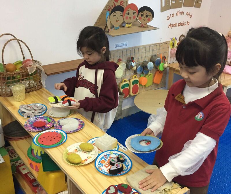 Học sinh MGL A4 cùng cô vệ sinh môi trường lớp học.Tạo không gian xanh sạch đẹp thoáng mát!