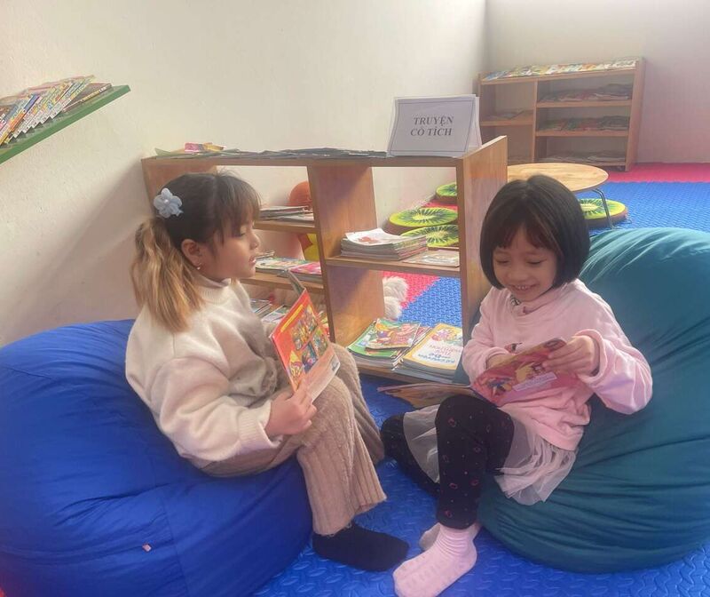 Các con học sinh mẫu giáo lớn tham gia trải nghiệm tại phòng thư viện