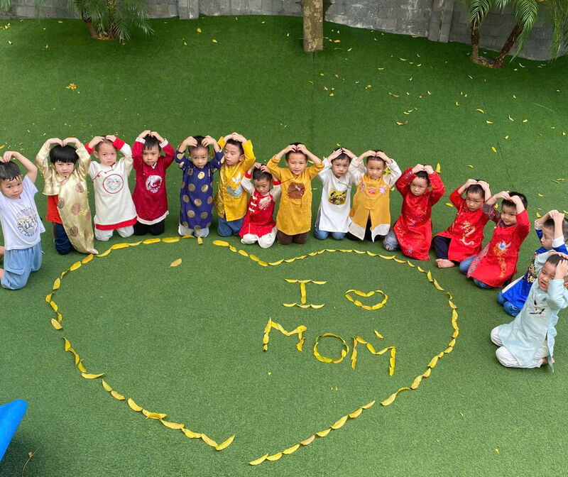 Các bé khối mẫu giáo nhỡ chào mừng ngày phụ nữ Việt Nam 20-10