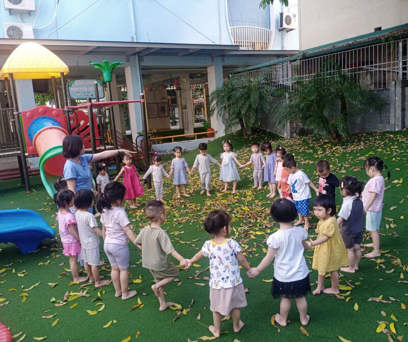 Hoạt động ngoài trời: Khám phá, tìm hiểu những chiếc lá mùa Thu của các bé lớp C4