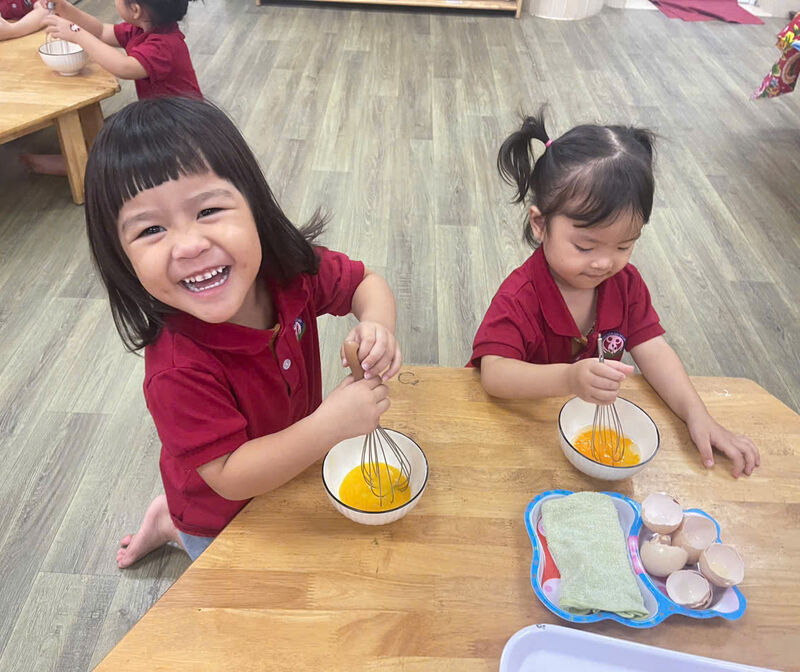 Hoạt động khám phá trứng của các bạn nhỏ lớp MGB-C2