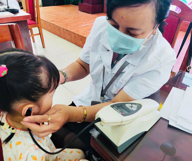 Trường MN Tứ Liên tổ chức khám, tư vấn sàng lọc khiếm thính cho học sinh