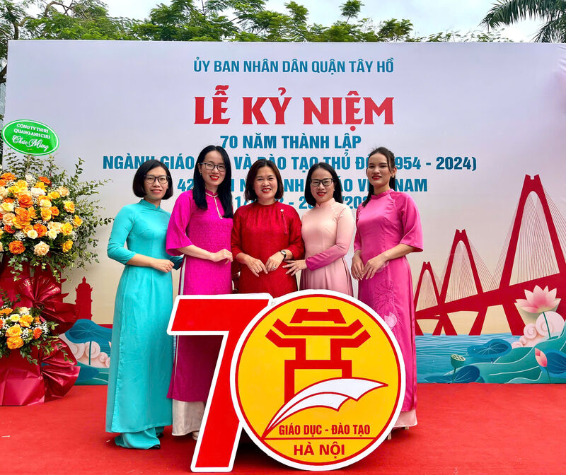 CÁN BỘ, GIÁO VIÊN TRƯỜNG MẦM NON TỨ LIÊNTHAM DỰ LỄ KỶ NIỆM 70 NĂM THÀNH LẬP NGÀNH GIÁO DỤC THỦ  ĐÔ, 42 NĂM NGÀY NHÀ GIÁO VIỆT NAM 20/11