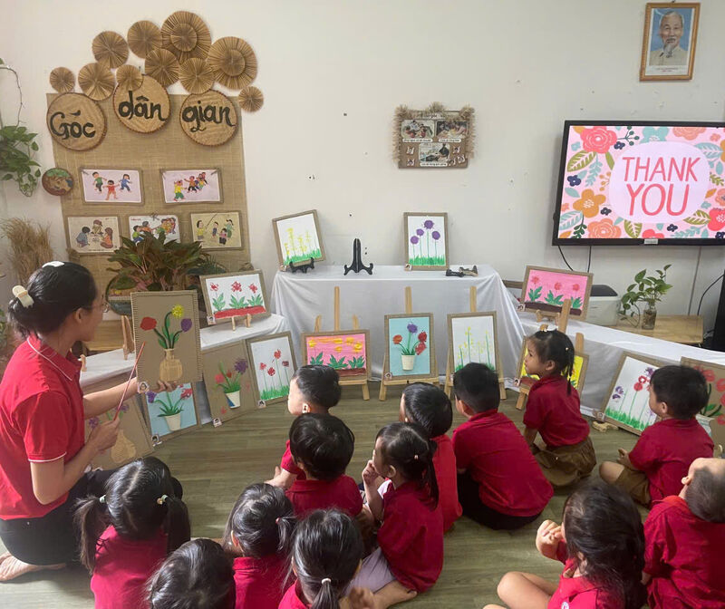 Tạo hình bông hoa từ màu nước