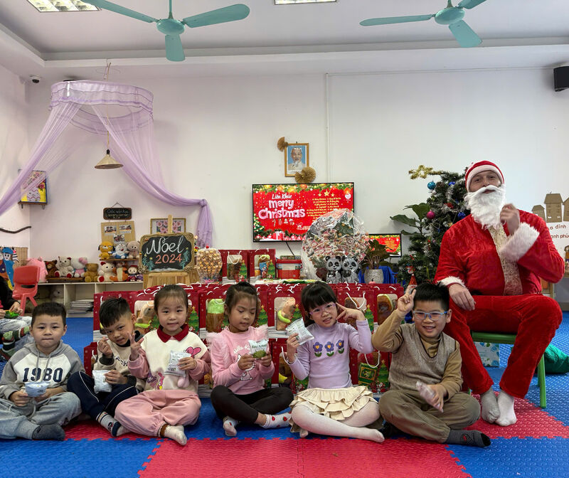 Cùng các bé MGL A4 đón lễ giáng sinh an lành.