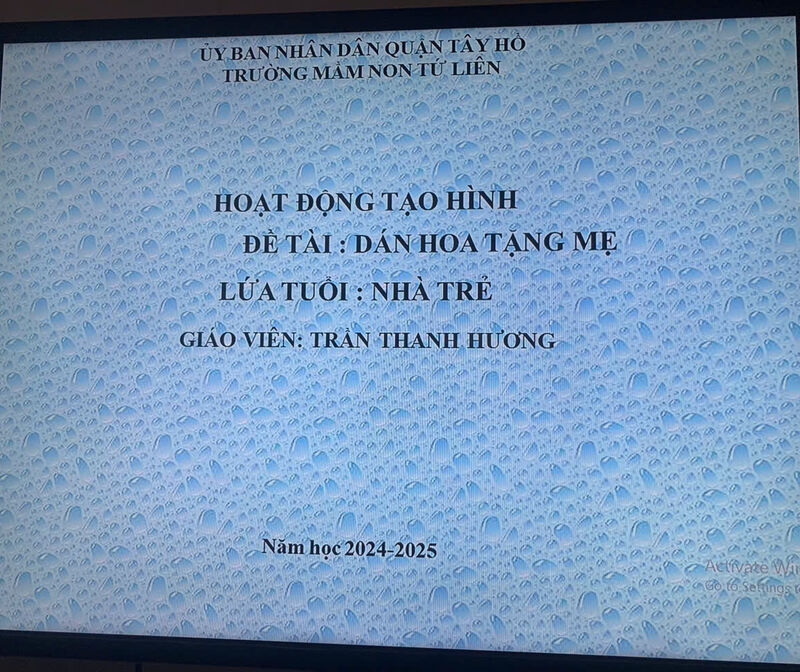 Hoạt động tạo hình :  Truyện: Dán hoa tặng mẹ