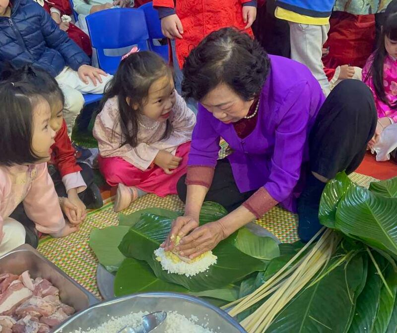 Các bé học sinh lớp A3 tham gia trải nghiệm gói bánh chưng