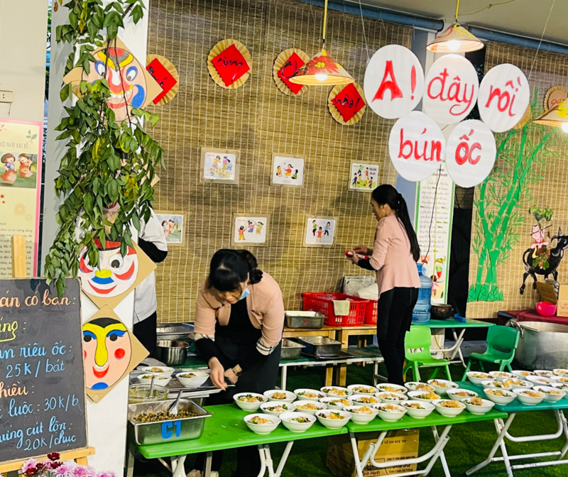 Trường mầm non Tứ Liên rộn ràng với" Hội chợ quê".