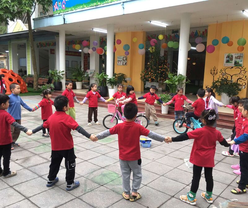 Các bé mẫu giáo lớn A4 tham gia trò chơi: " Tín hiệu giao thông".